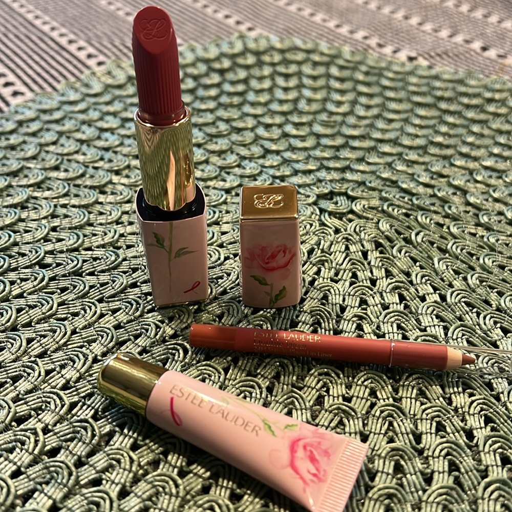 New, never used Ester Lauder trio set. Lipstick 💄, lip gloss 👄 and lip liner.